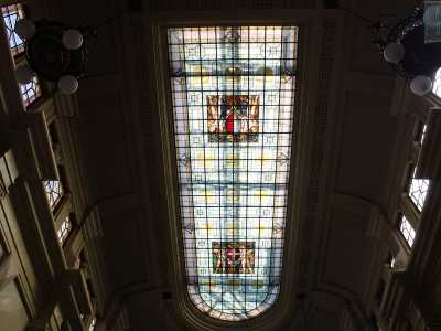 Sulla nostra testa ci incantano poi le vetrate dei velari a soffitto di ispirazione liberty: ai due lati presentano disegni geometrici e stilizzati...